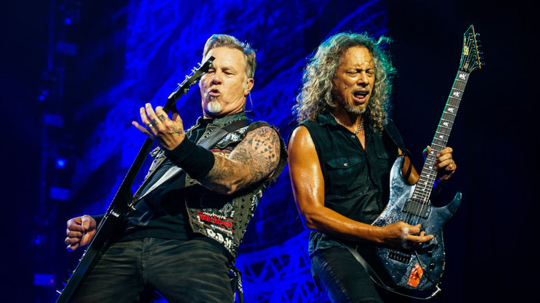 James Hetfield and Kirk Hammett playing guitar together