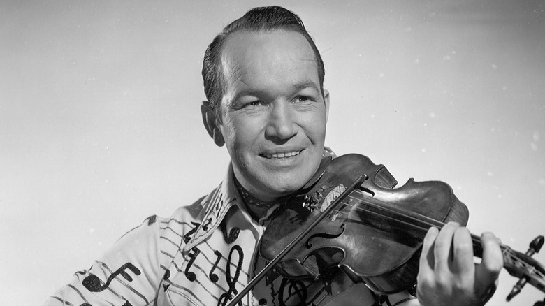 Spade Cooley posing with fiddle