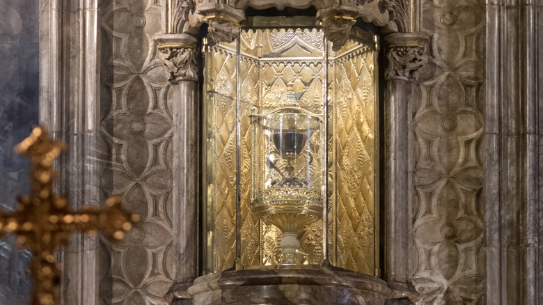 The Santo Caliz is displayed in an altar