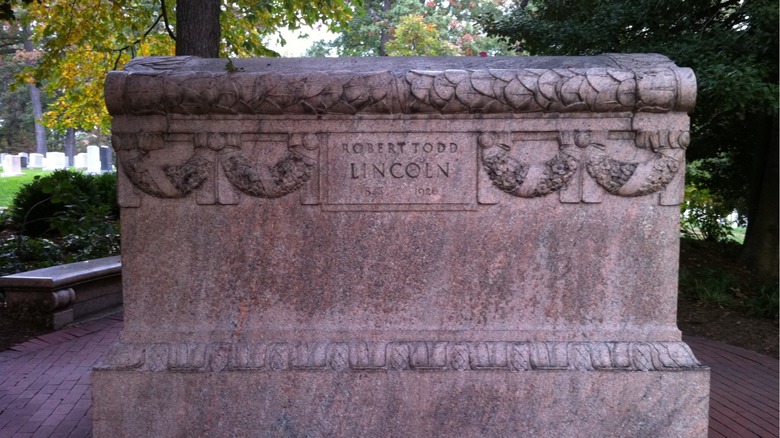 Robert Todd Lincoln's tomb, Arlington