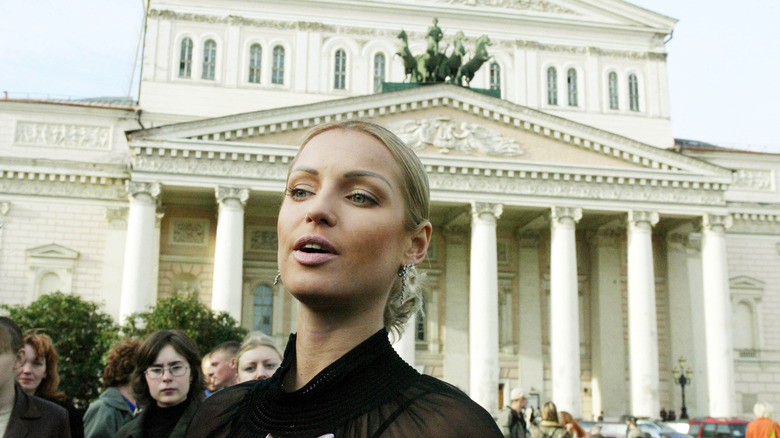 Anastasia Volochkova outside bolshoi