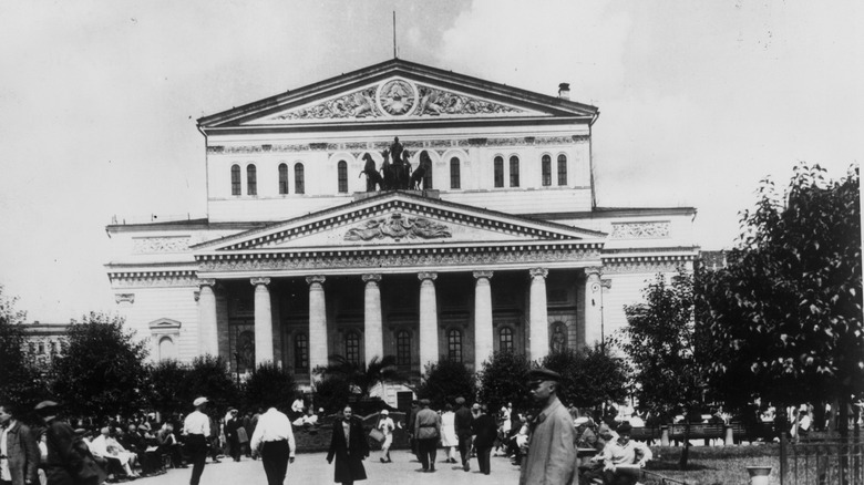 bolshoi theatre 1925 men and women walking outside