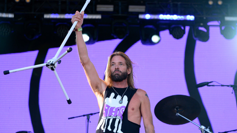 Taylor Hawkins on stage