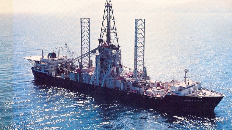 Hughes Glomar Explorer at sea