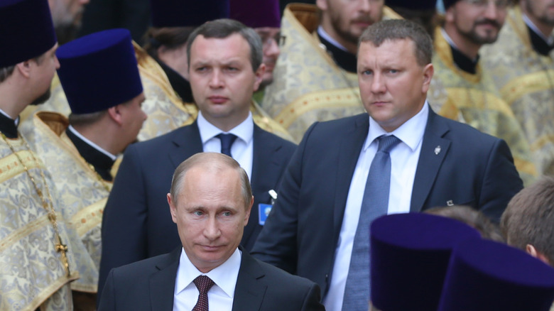 Putin and bodyguards
