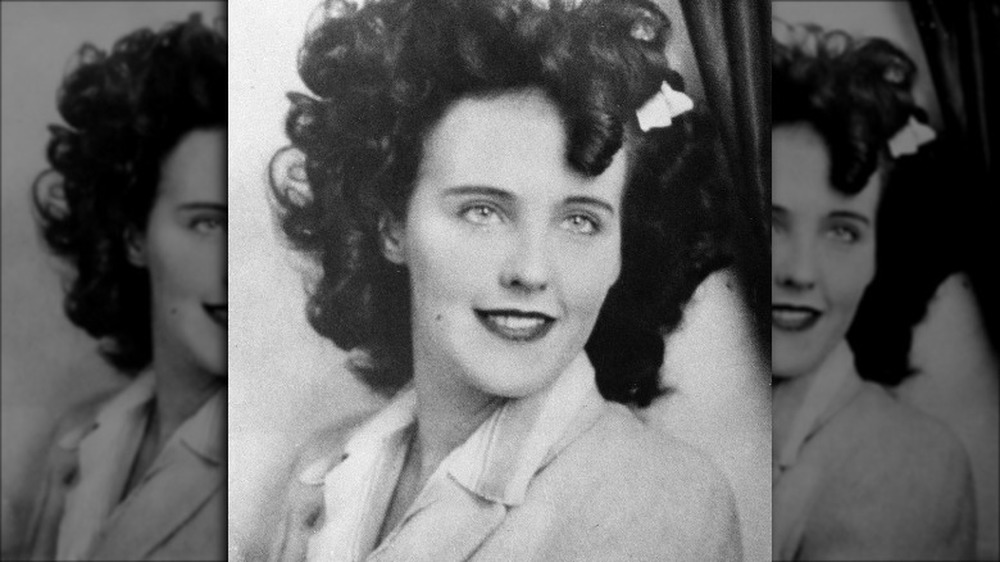 Elizabeth Short posing for a photo in 1946