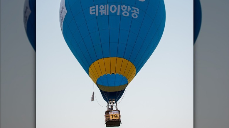 hot air balloons competing, Korean team