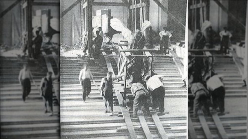 'Winged Victory' being removed from the Louvre in 1939