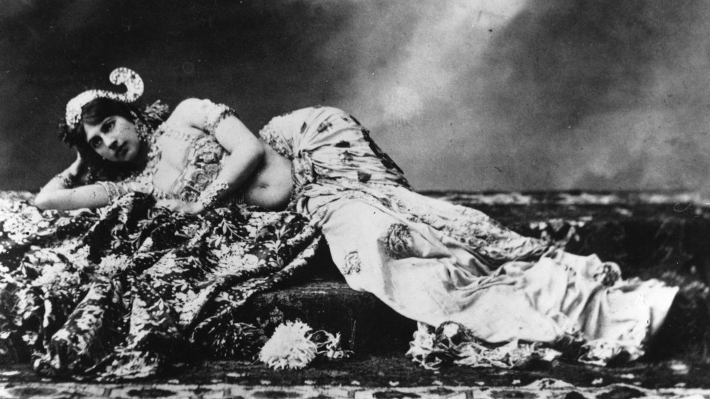 Mata Hari posing