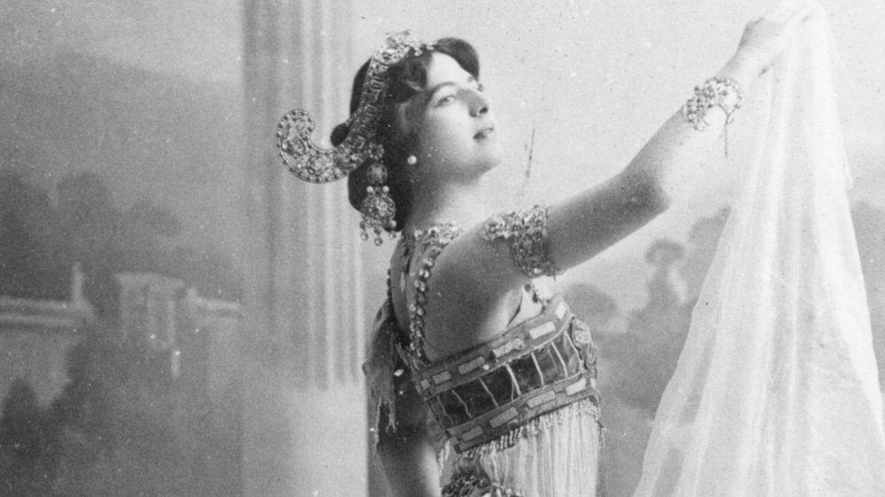 Mata Hari performing