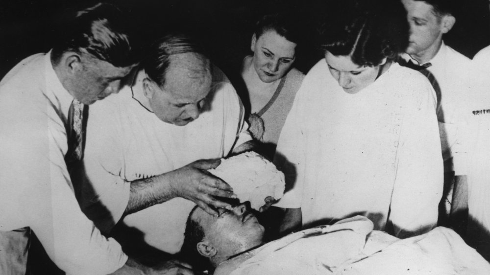 aking the death mask of John Dillinger's face in the morgue in Chicago. USA. Photograph. 1934. 