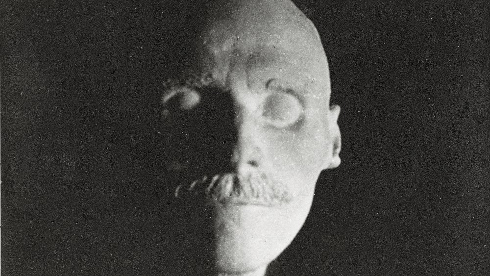 1918: Death mask en face of Gustav Klimt.