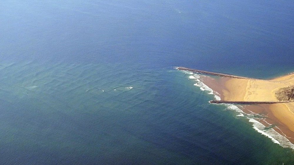 The cross-sea phenomenon seen near Lisbon, Portugal