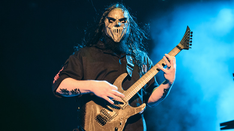 Mick Thomson playing guitar