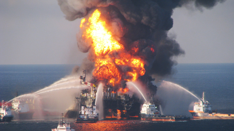explosion od deepwater horizon oil rig