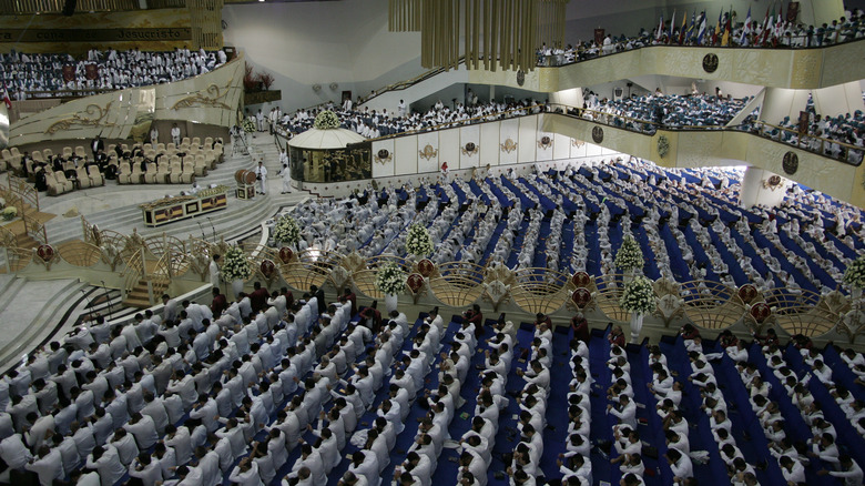 people praying at La Luz del Mundo