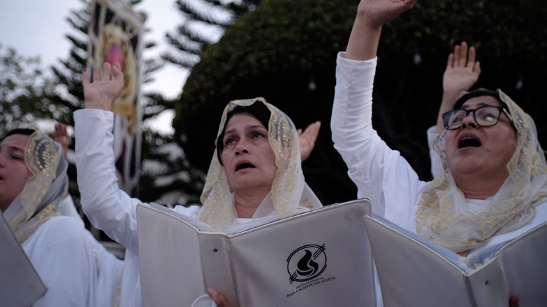 women praying at La Luz del Mundo