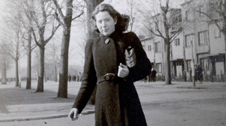 Hannie Schaft carrying a bag