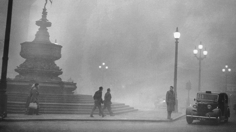 Smog surrounding fountain at Picadilly Circus