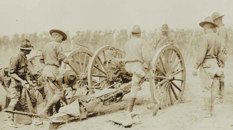 soldiers during the Mexican Revolution pushing cannon