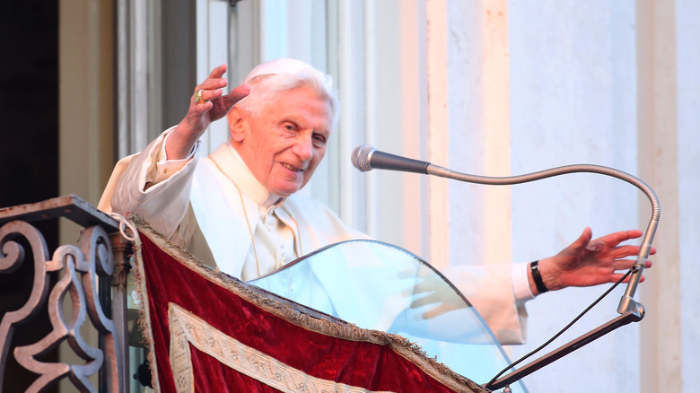 Pope Benedict XVI speaking to crowd 