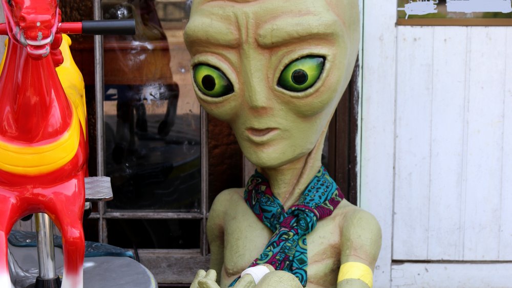 green alien mom