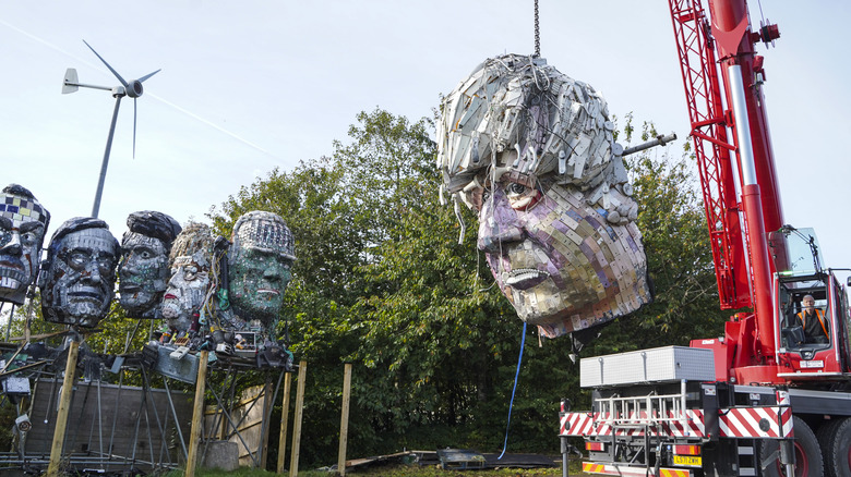 Statue head of Boris Johnson being removed