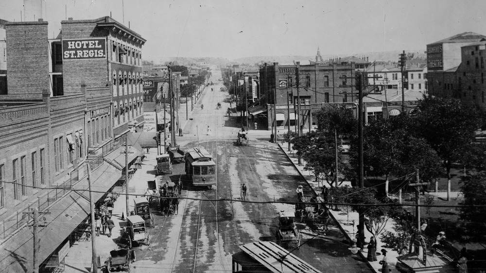 ebruary 1913: Trams travelling down Oregon Street, El Paso, Texas.