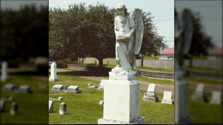 angel statue at Natchez cemetery