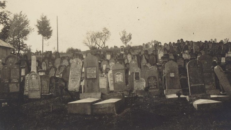 Jewish cemetery in 1942