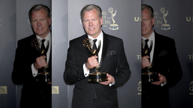 chris hansen posing with emmy