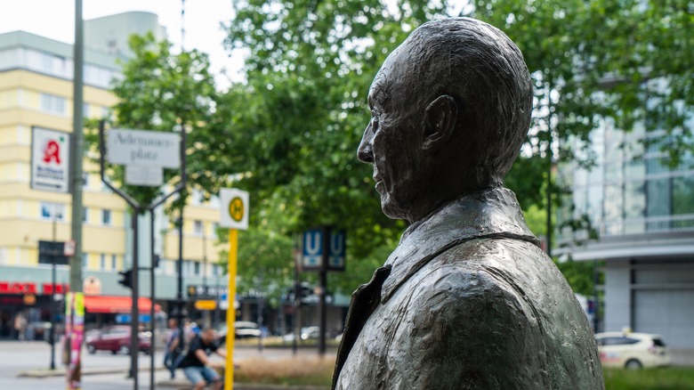 konrad Adenauer statue berlin street