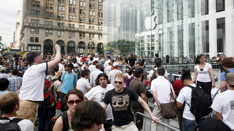 Crowd waiting to buy the first iPhone