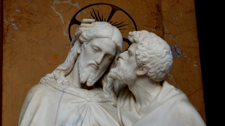 Sculpture of Judas kissing Jesus