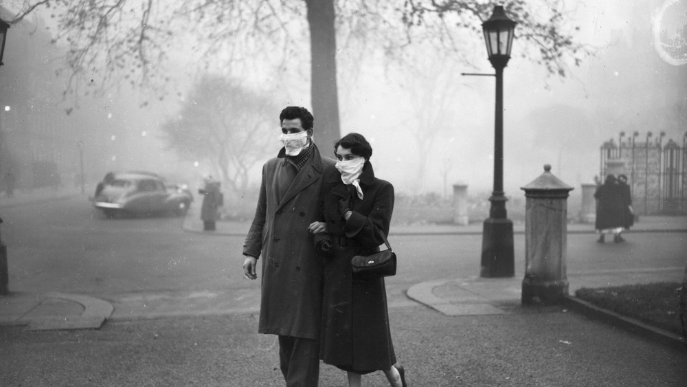 Couple walking through the Great Smog