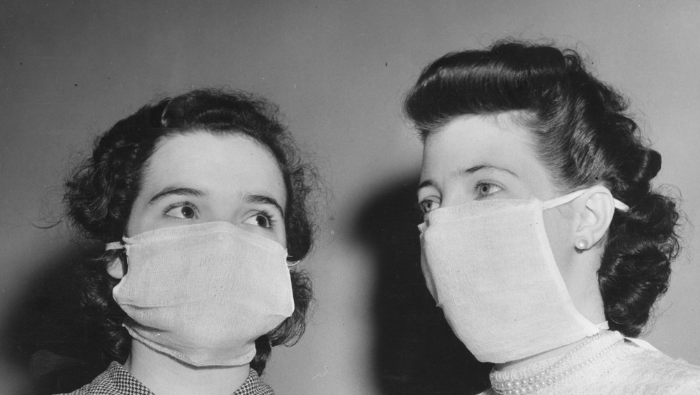 Women in masks during the Great Smog