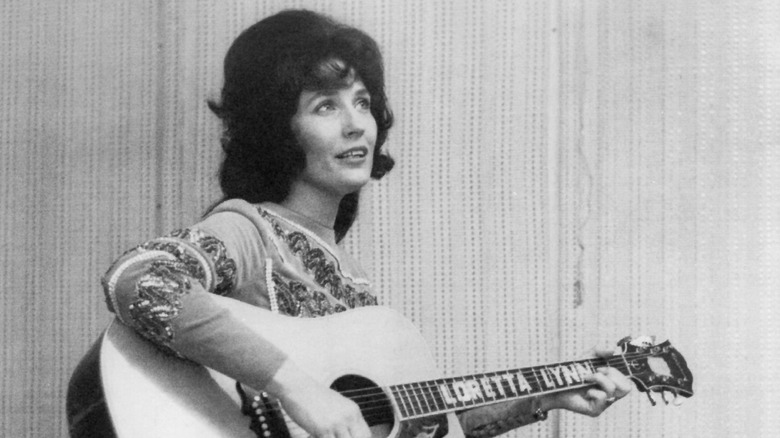 Loretta Lynn playing guitar, 1962