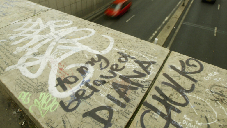 Paris tunnel messages for Diana