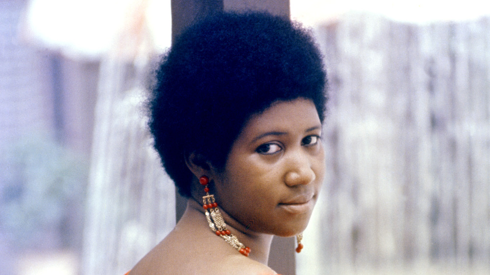 Aretha Franklin looking over her shoulder