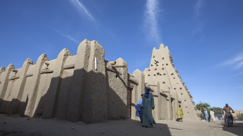 People walking in front of the Sankoré Madrasah