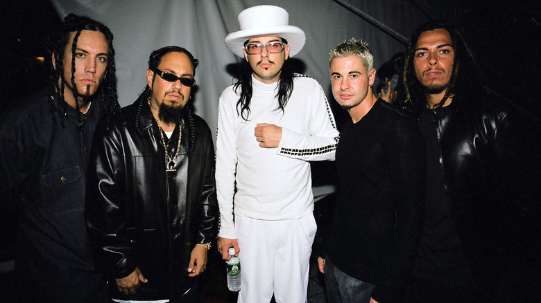 Korn posing for a photo at the 1999 MTV Video Music Awards