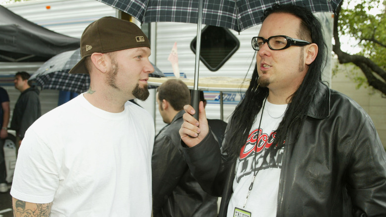 Limp Bizkit's Fred Durst looking at Korn's Jonathan Davis in 2003