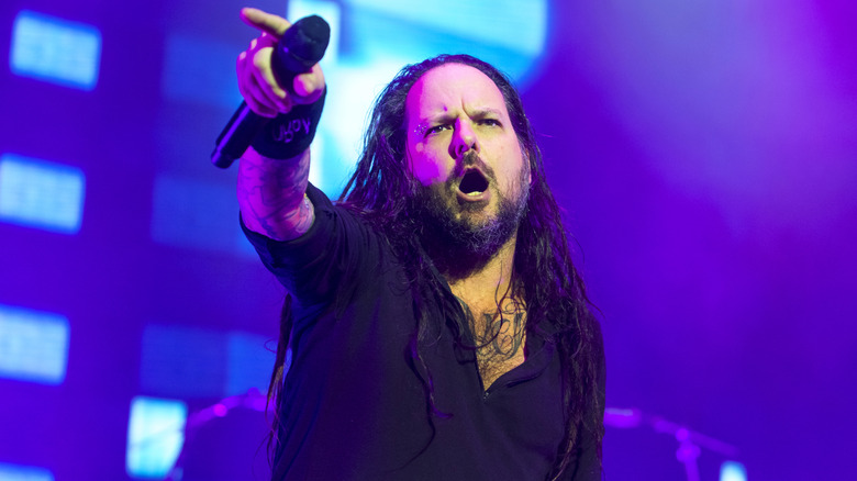 Jonathan Davis pointing out to the crowd at the Brixton Academy in 2017