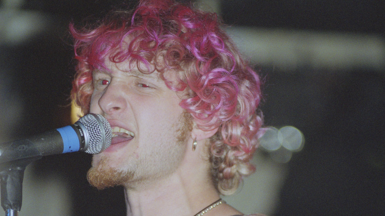 Layne Staley singing with pink hair