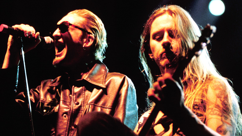 Layne staley singing next to Jerry Cantrell playing guitar