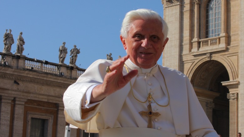 Benedict XVI waving