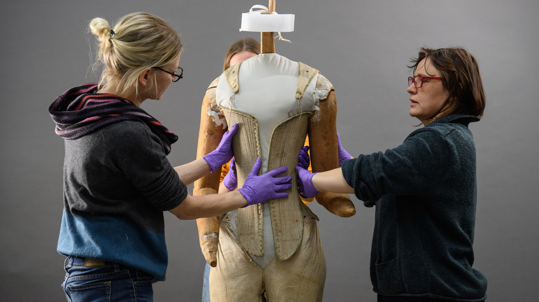 people conserving Elizabeth I's effigy