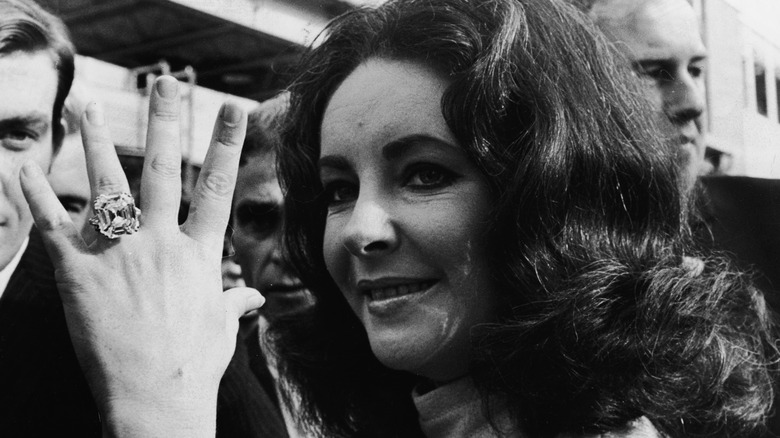 Elizabeth Taylor displays her diamond ring