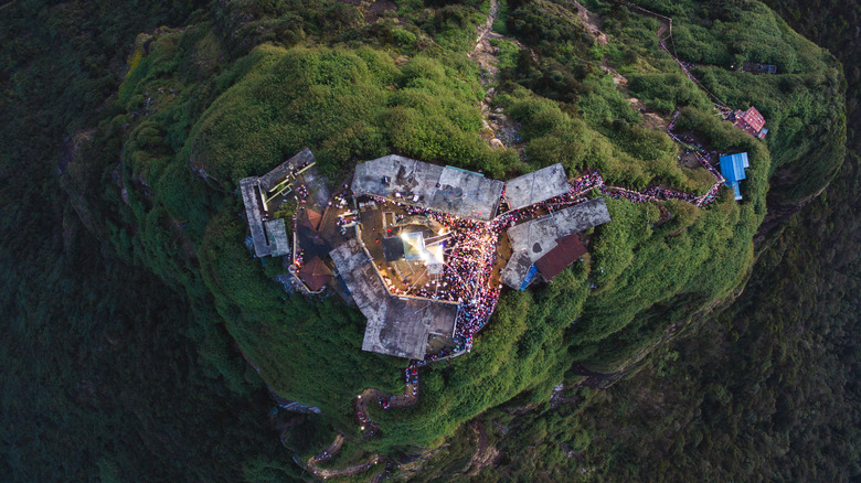 adam's peak pilgrimage sri lanka