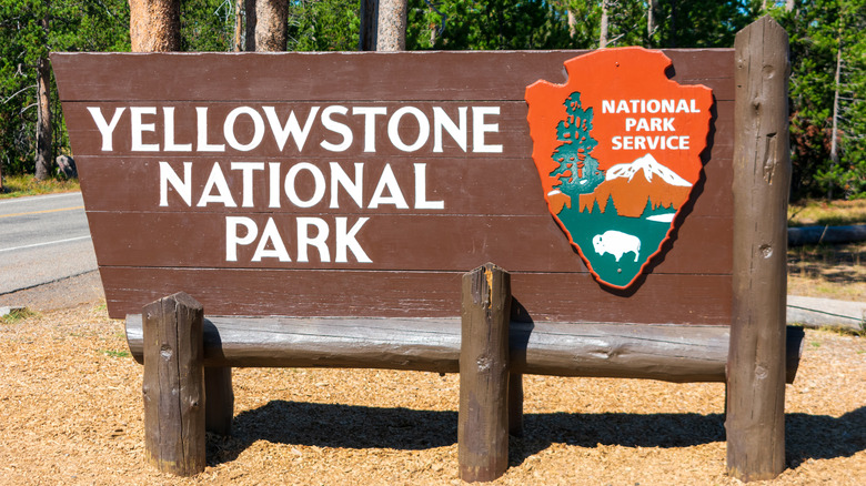 Entrance sign for Yellowstone National Park